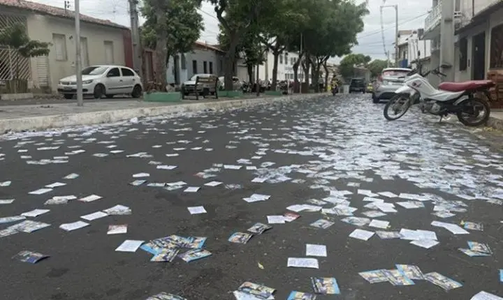 Prática de derramamento de santinhos enche calçadas no dia da eleição em Brumado