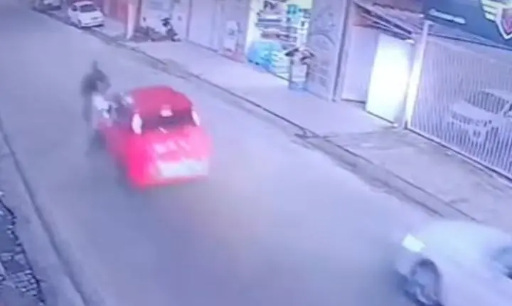 Acidente na Bahia: motociclista é arremessado em colisão frontal
