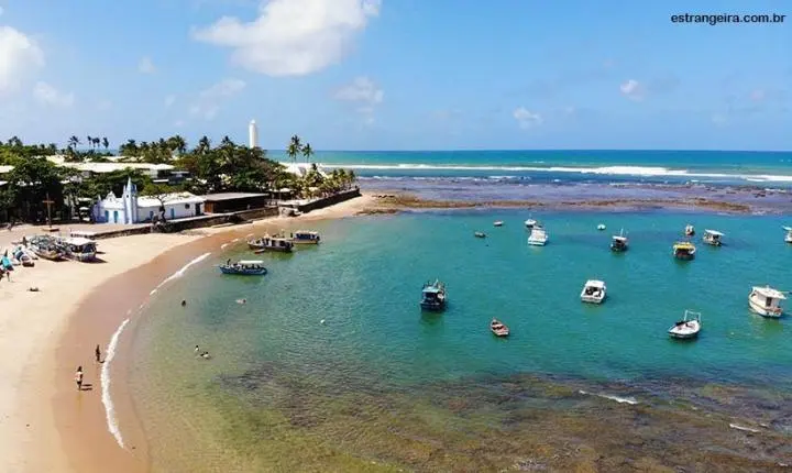 Visitantes questionam estacionamento alternativo em Praia do Forte; Prefeitura destaca limite de zona azul na alta estação